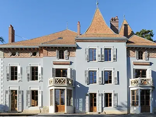 Historisches Gebäude mit blassblau verputzter Aussenfassade